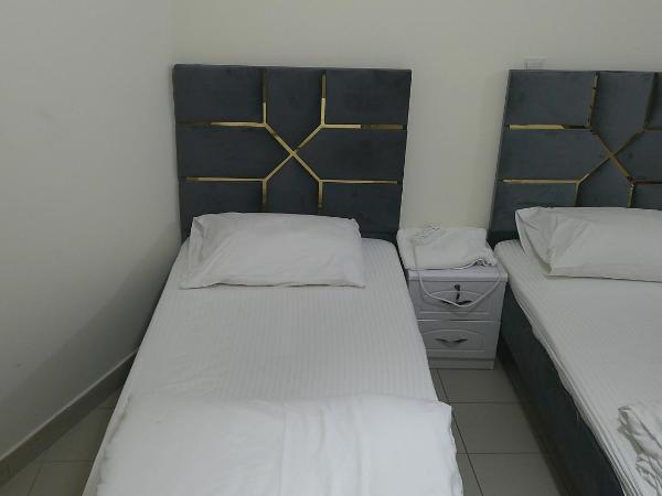 Ruby Star Hostel Dubai F2 : photo 5 de la chambre chambre familiale avec salle de bains