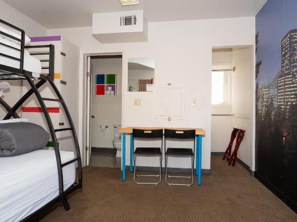 RAD Hostel : photo 2 de la chambre chambre triple avec salle de bains privative