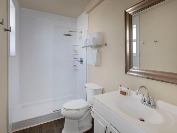 Ocean Five Hotel : photo 1 de la chambre ce studio comprend une cuisine.