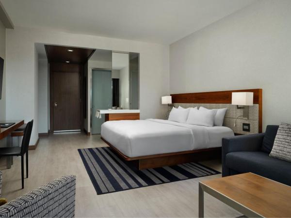 AC Hotel by Marriott Denver Downtown : photo 8 de la chambre chambre d'angle avec lit king-size - vue sur ville