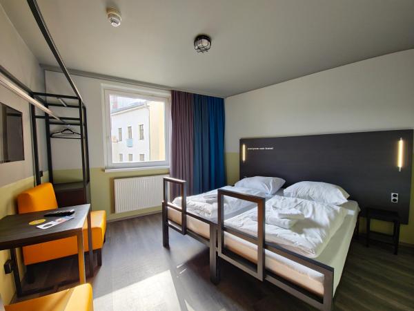 a&o Berlin Friedrichshain : photo 2 de la chambre chambre lits jumeaux plus