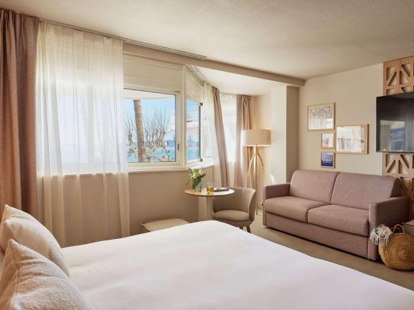 Mercure Saint Raphael Centre Plage : photo 8 de la chambre suite junior avec lit double - vue sur mer