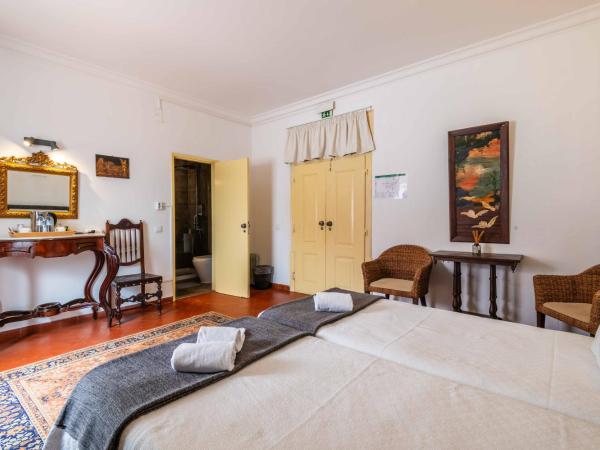 Casa dos Arcos - Charm Guesthouse : photo 2 de la chambre chambre double ou lits jumeaux avec salle de bains