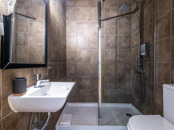 Casa dos Arcos - Charm Guesthouse : photo 5 de la chambre chambre double ou lits jumeaux avec salle de bains