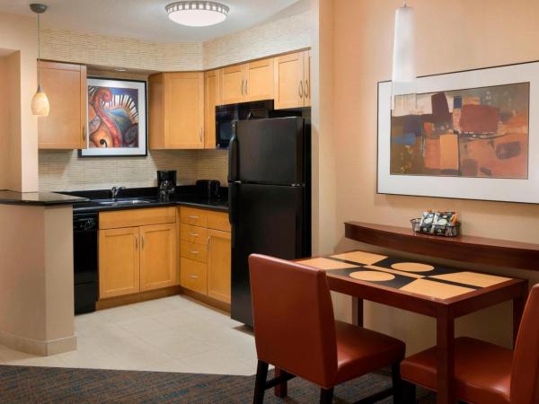 Residence Inn by Marriott Toronto Downtown / Entertainment District : photo 1 de la chambre studio lit king-size avec canapé-lit