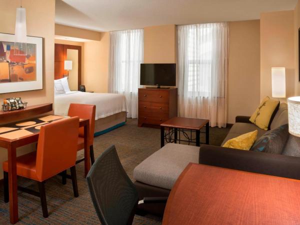 Residence Inn by Marriott Toronto Downtown / Entertainment District : photo 2 de la chambre studio lit queen-size avec canapé-lit