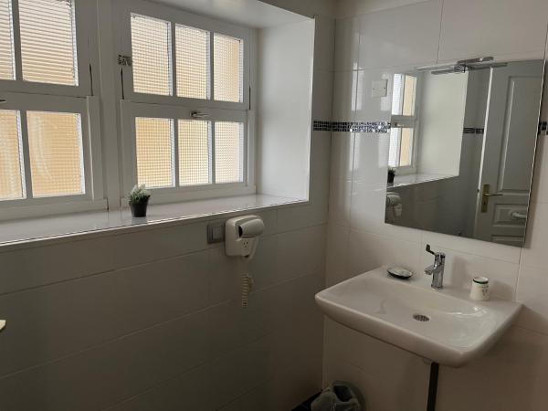 Hôtel Le Saint Patrice : photo 5 de la chambre chambre double - accessible aux personnes à mobilité réduite