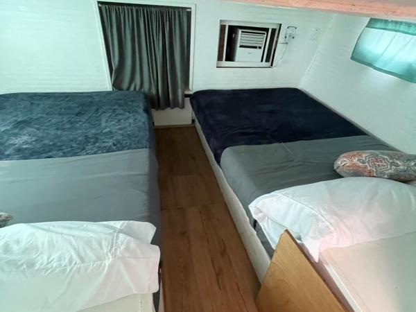 Updated houseboat on the river! : photo 2 de la chambre bungalow 2 chambres