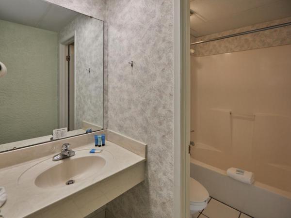 Palmetto Beachfront Hotel, a By The Sea Resort : photo 3 de la chambre northside across street from the beach (no beach view) 2 queen beds kitchen