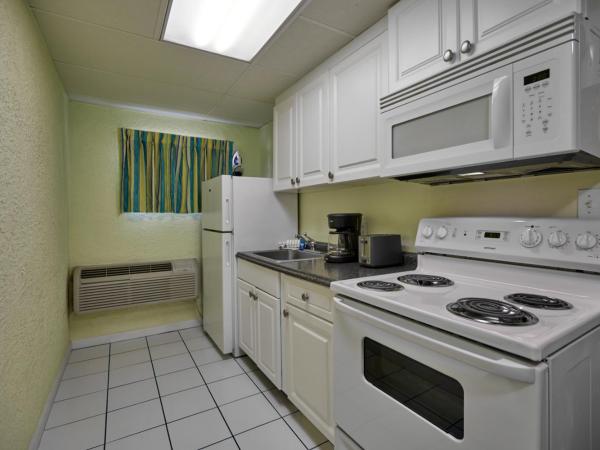 Palmetto Beachfront Hotel, a By The Sea Resort : photo 2 de la chambre northside across street from the beach (no beach view) 2 queen beds kitchen