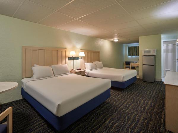 Palmetto Beachfront Hotel, a By The Sea Resort : photo 1 de la chambre northside across street from the beach (no beach view) 2 queen beds