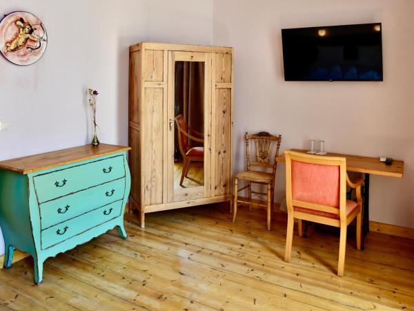 VASILIKON Hotel 1888 the past is present HISTORICAL PRESERVATION MONUMENT : photo 4 de la chambre chambre lit king-size avec balcon