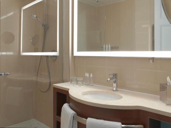 Paris Marriott Opera Ambassador Hotel : photo 7 de la chambre chambre deluxe lit king-size