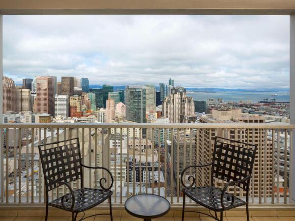 Hilton San Francisco Union Square : photo 4 de la chambre hébergement lit king-size avec balcon - vue sur ligne d'horizon