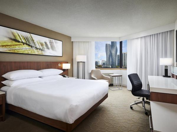 Delta Hotels by Marriott Toronto Mississauga : photo 1 de la chambre hébergement de luxe lit king-size
