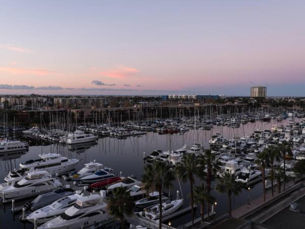 The Ritz-Carlton, Marina del Rey : photo 2 de la chambre chambre avec lit king-size et balcon - vue sur port de plaisance