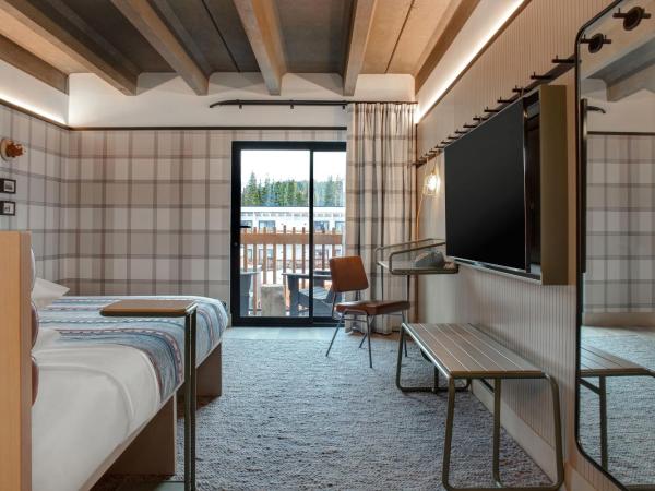 Moxy Banff : photo 6 de la chambre chambre lit king-size avec balcon