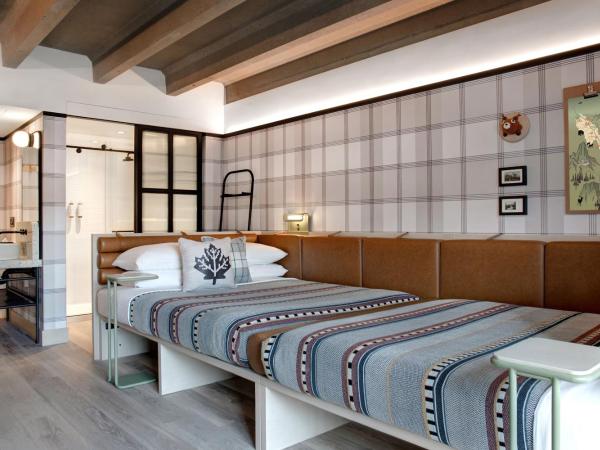 Moxy Banff : photo 2 de la chambre chambre 2 lits queen-size avec balcon