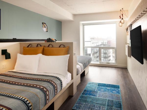 Moxy Halifax Downtown : photo 2 de la chambre chambre avec 2 grands lits queen-size