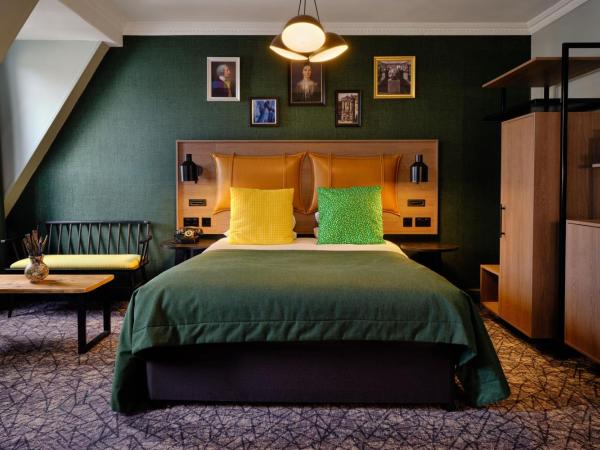 Abbey Hotel Bath, a Tribute Portfolio Hotel : photo 1 de la chambre chambre familiale galerie avec canapé-lit et1 lit king-size