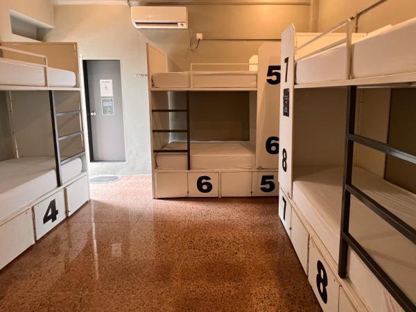 Backpacker Cowies : photo 7 de la chambre dortoir mixte de 8 lits avec salle de bains privative