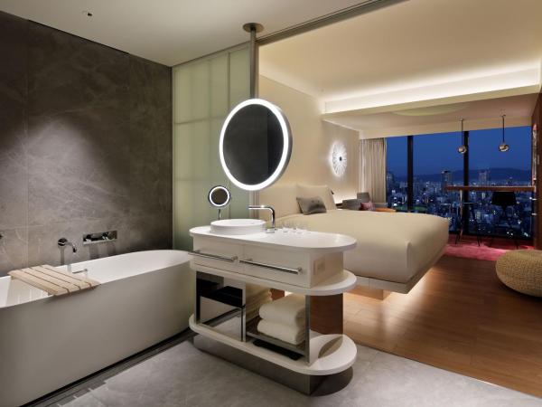 W Osaka : photo 7 de la chambre chambre lit king-size - étage supérieur - vue sur les toits de la ville