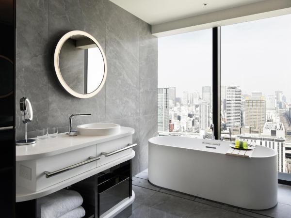 W Osaka : photo 7 de la chambre chambre 1 lit king-size d'angle avec vue sur la ville.