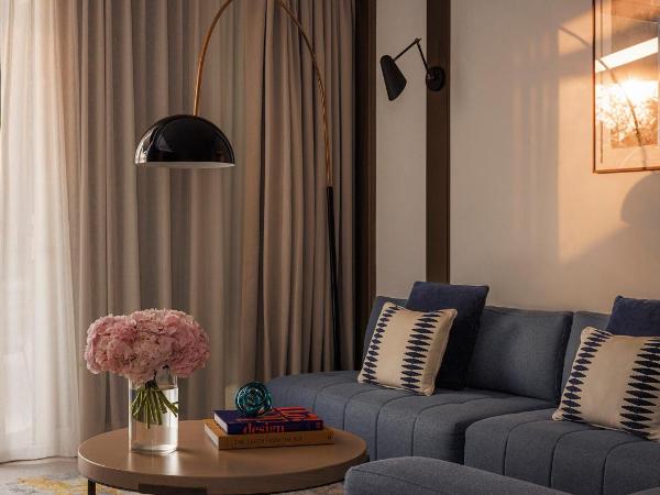 Jumeirah Beach Hotel Dubai : photo 7 de la chambre suite jardin familiale avec terrasse privée - comprend l'accès direct au complexe, le petit-déjeuner et le goûter quotidiens, des boissons et canapés en soirée, l'accès au salon club avec des rafraîchissements toute la journée et l'accès au parc