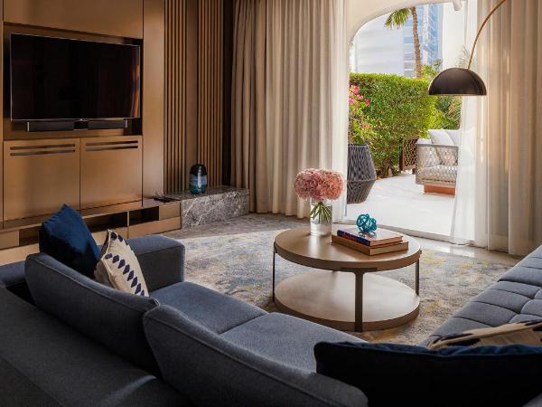 Jumeirah Beach Hotel : photo 3 de la chambre suite jardin familiale avec terrasse privée - comprend l'accès direct au complexe, le petit-déjeuner et le goûter quotidiens, des boissons et canapés en soirée, l'accès au salon club avec des rafraîchissements toute la journée et l'accès au parc