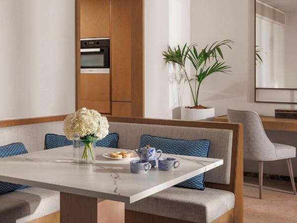 Jumeirah Beach Hotel Dubai : photo 5 de la chambre suite jardin familiale avec terrasse privée - comprend l'accès direct au complexe, le petit-déjeuner et le goûter quotidiens, des boissons et canapés en soirée, l'accès au salon club avec des rafraîchissements toute la journée et l'accès au parc