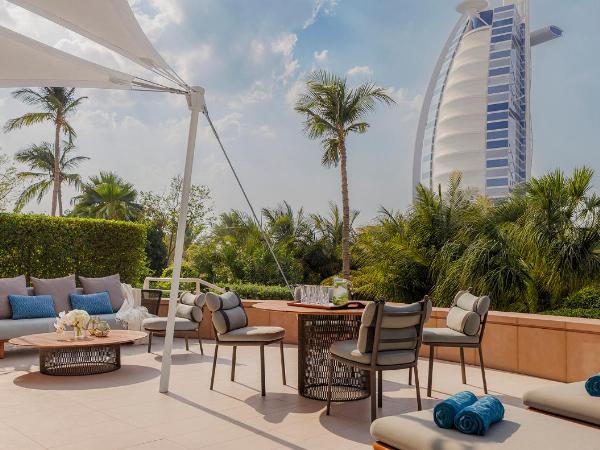 Jumeirah Beach Hotel Dubai : photo 1 de la chambre suite jardin familiale avec terrasse privée - comprend l'accès direct au complexe, le petit-déjeuner et le goûter quotidiens, des boissons et canapés en soirée, l'accès au salon club avec des rafraîchissements toute la journée et l'accès au parc