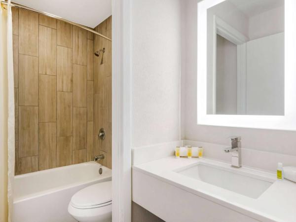 Super 8 by Wyndham Orlando Near Florida Mall : photo 4 de la chambre king room - top floor/non-smoking