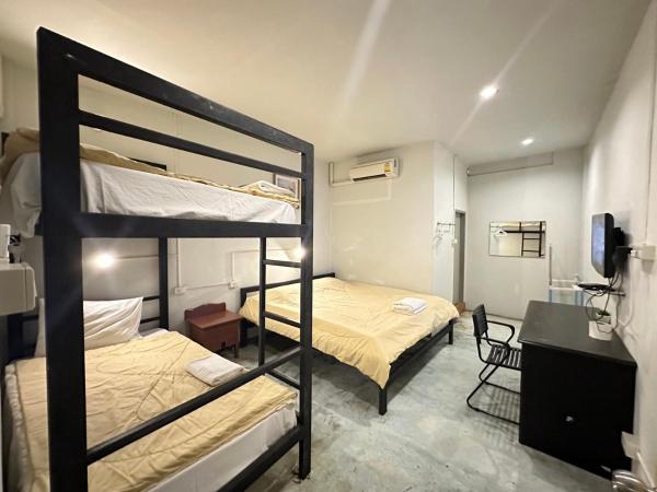OYO 75472 GOTUM Hostel 2 & Money Exchange : photo 1 de la chambre suite 2 chambres