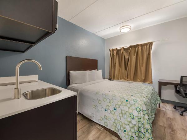 HomeTowne Studios by Red Roof San Antonio - SeaWorld Northwest : photo 4 de la chambre studio lit queen-size - non-fumeurs