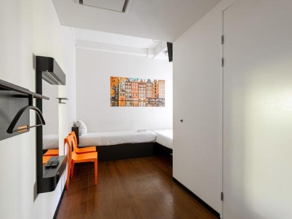 easyHotel Amsterdam City Centre South : photo 4 de la chambre chambre triple - accessible aux personnes à mobilité réduite