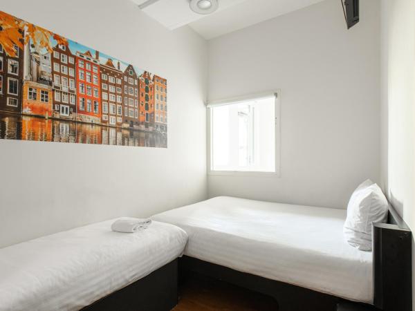 easyHotel Amsterdam City Centre South : photo 3 de la chambre chambre triple - accessible aux personnes à mobilité réduite