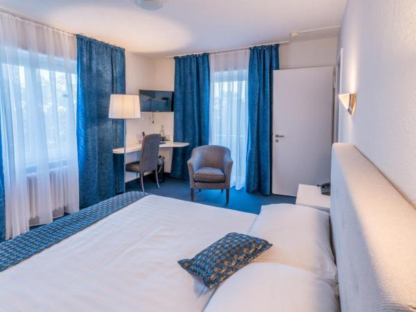 Touring au Lac : photo 2 de la chambre hébergement lit queen-size supérieur côté port