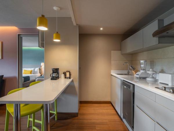 City Express Suites by Marriott Queretaro : photo 7 de la chambre two-bedroom suite with one king and two double beds with sofa bed and kitchenette