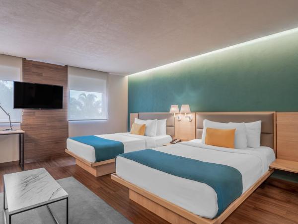 City Express Suites by Marriott Queretaro : photo 3 de la chambre suite double avec 2 lits doubles et canapé-lit