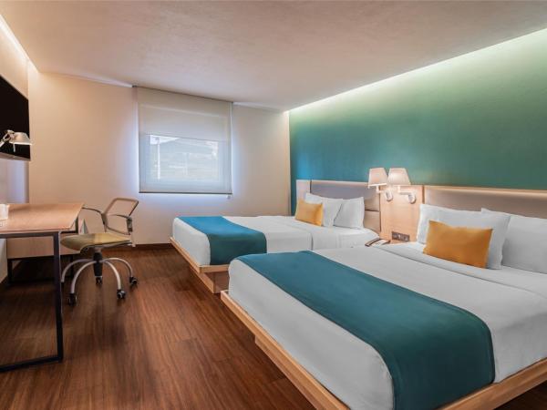 City Express Suites by Marriott Queretaro : photo 8 de la chambre two-bedroom suite with one king and two double beds with sofa bed and kitchenette