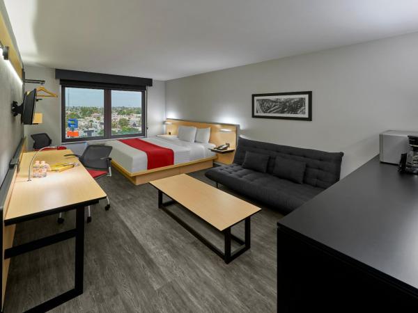 City Express by Marriott Monterrey Aeropuerto : photo 1 de la chambre chambre lit queen-size supérieure avec canapé-lit