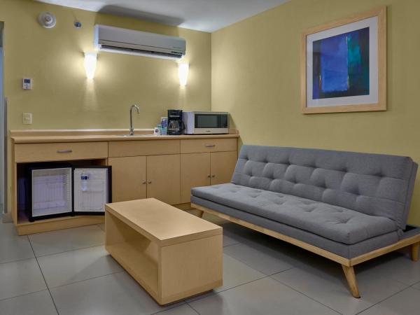 City Express by Marriott Cancun : photo 2 de la chambre suite lit queen-size avec canapé-lit