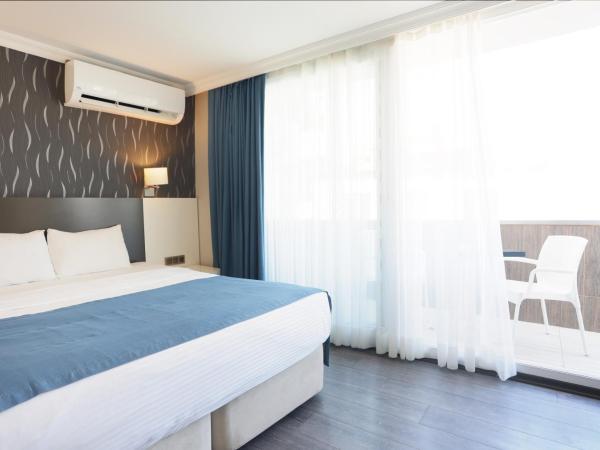 Riva Hotel Alsancak : photo 1 de la chambre chambre double deluxe avec balcon