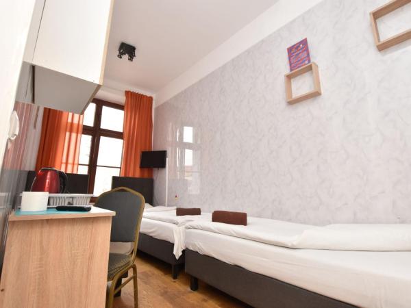 City Central Hostel - Pokoje prywatne : photo 2 de la chambre chambre triple avec salle de bains commune