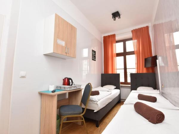 City Central Hostel - Pokoje prywatne : photo 1 de la chambre chambre triple avec salle de bains commune