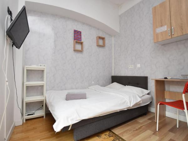 City Central Hostel - Pokoje prywatne : photo 1 de la chambre chambre double avec salle de bains commune