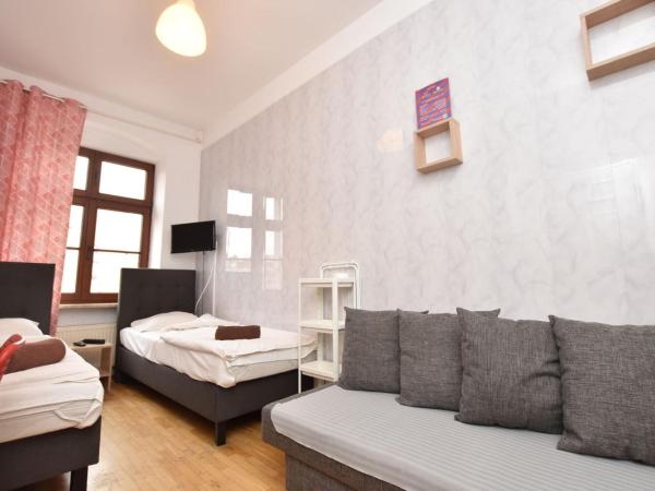 City Central Hostel - Pokoje prywatne : photo 1 de la chambre chambre familiale avec salle de bains commune