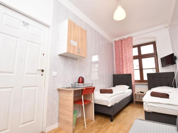 City Central Hostel - Pokoje prywatne : photo 2 de la chambre chambre familiale avec salle de bains commune