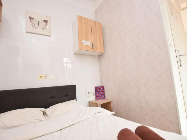 City Central Hostel - Pokoje prywatne : photo 2 de la chambre chambre double avec salle de bains commune