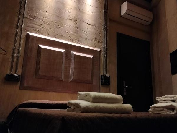 Hostel 7 : photo 7 de la chambre chambre supérieure française avec salle de bains commune